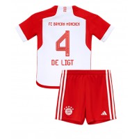 Camisa de Futebol Bayern Munich Matthijs de Ligt #4 Equipamento Principal Infantil 2023-24 Manga Curta (+ Calças curtas)